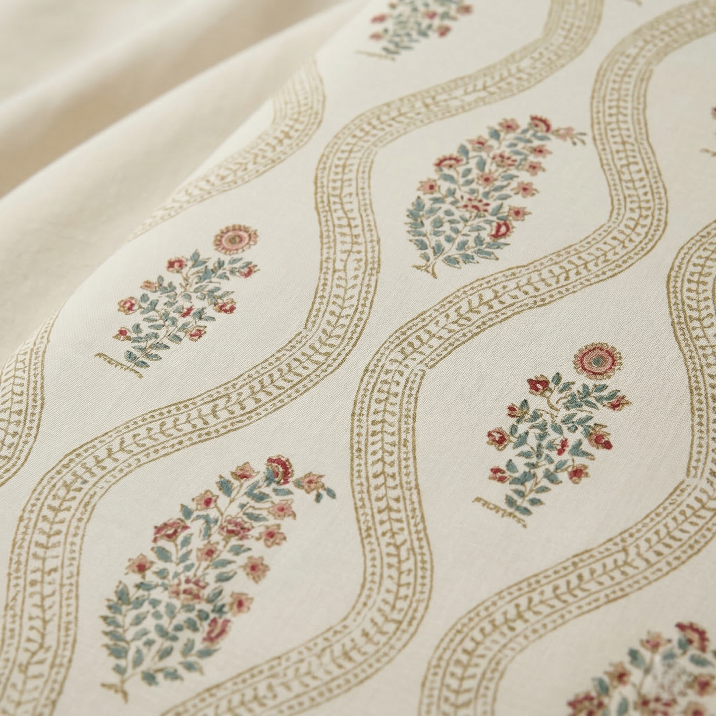 Elegant Floral Lattice Block Print Quilt
